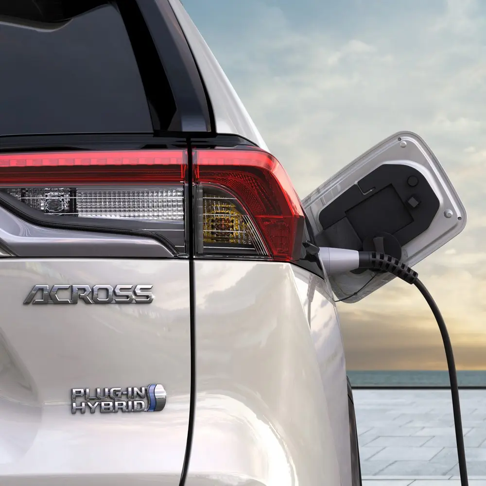 Możliwość ładowania z domowego gniazdka
Zasięg w trybie EV: 75 km (WLTP)