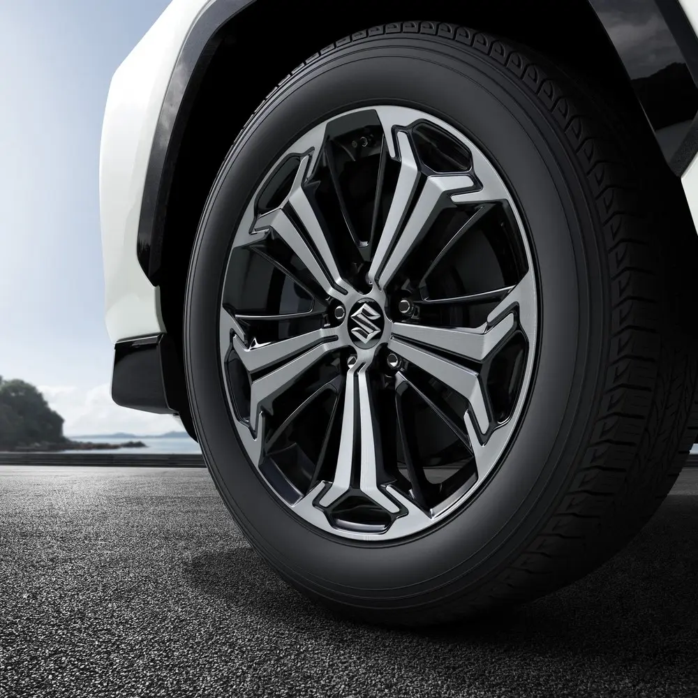 Stylowe, 19-calowe polerowane obręcze
Wysoki prześwit: 190 mm