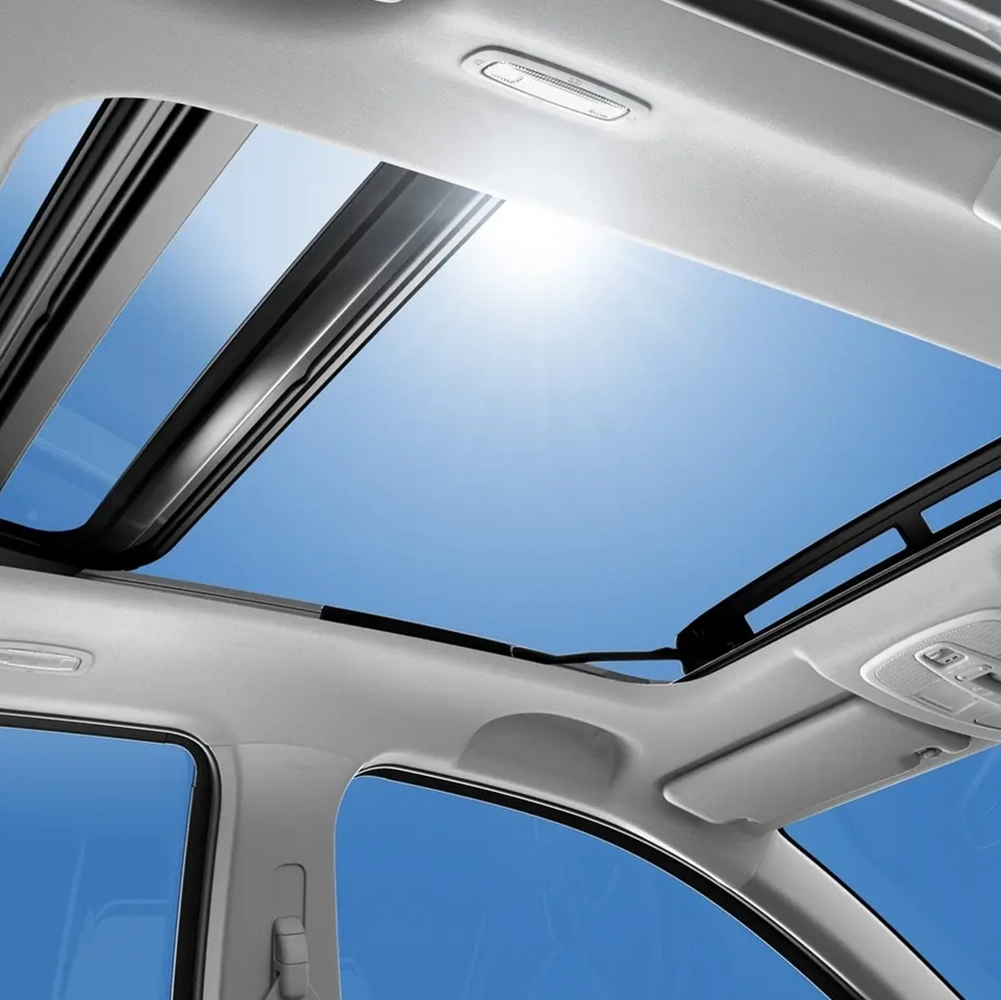 Przeszklony dach panoramiczny Dostępny w wersji Elegance Sun