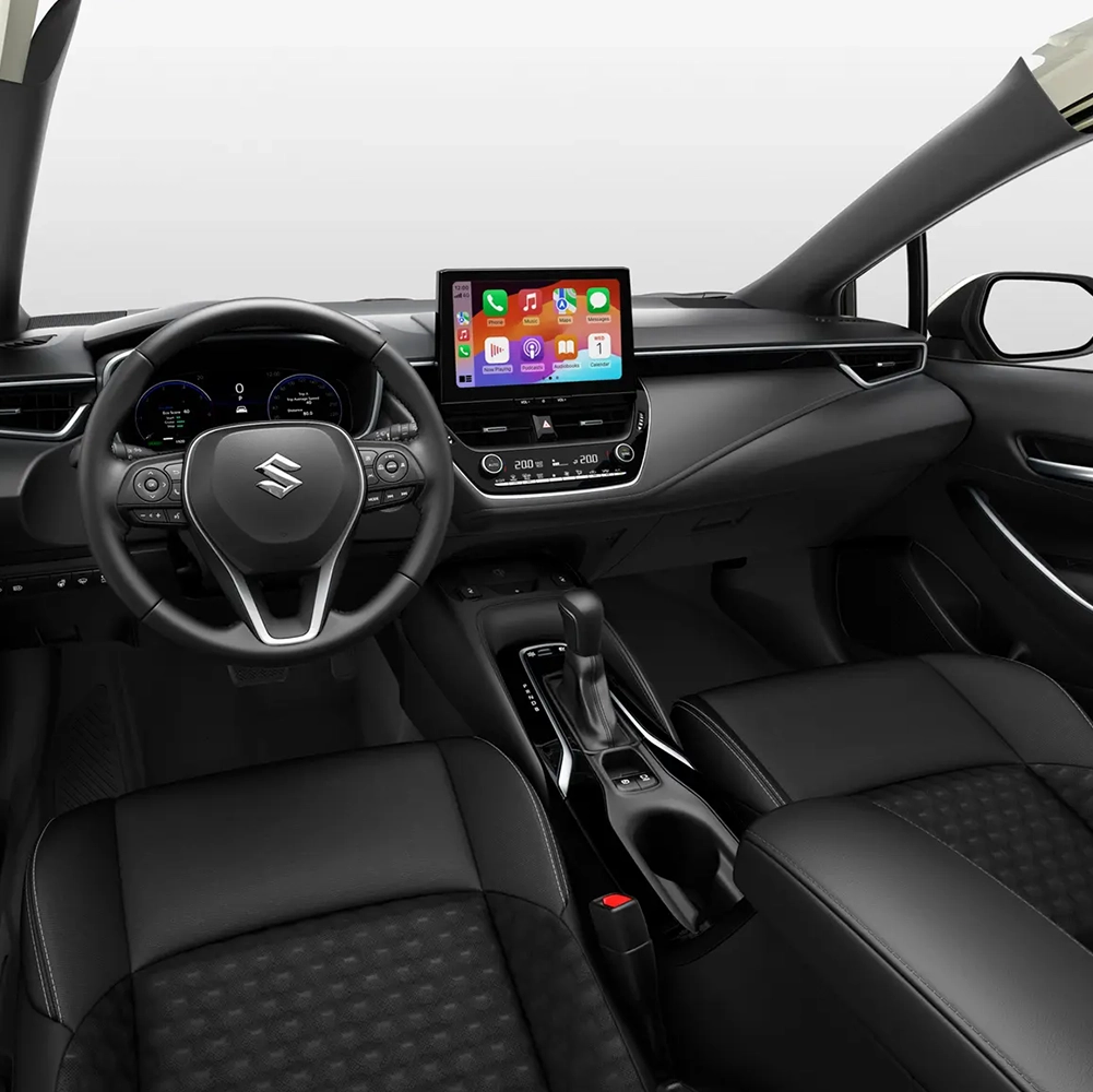 Szeroki kokpit zbudowany z ciągłych linii Połączenie miękkich materiałów i chromowanych lub srebrnych elementów