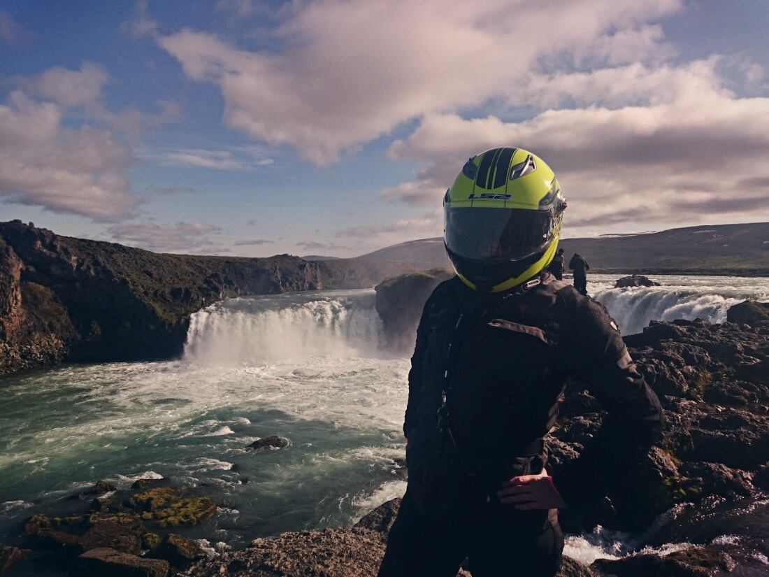Mała 125tka z dziewczyną za sterami zawitała do Islandii